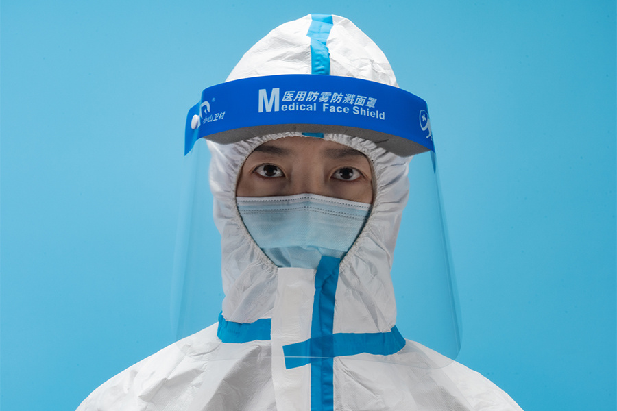 How does the material of a medical face shield influence its ability to prevent fogging and maintain clarity over extended use?