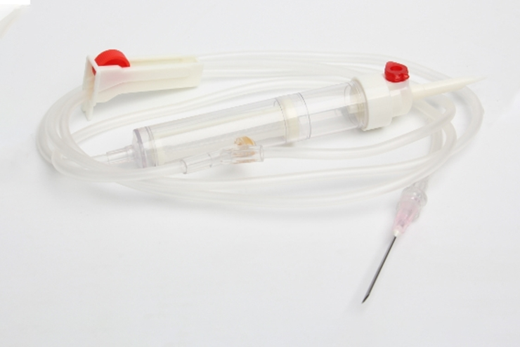 How are disposable transfusion sets designed to minimize the risk of air embolism during transfusion?